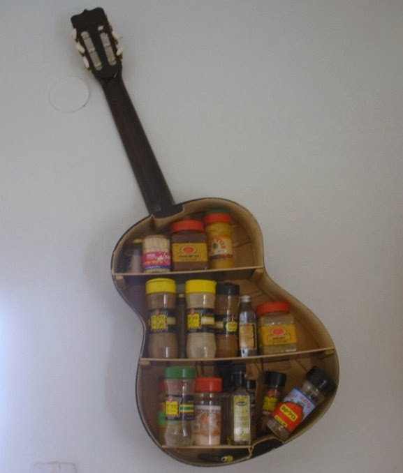 Guitarra vieja convertida en repisa para la cocina